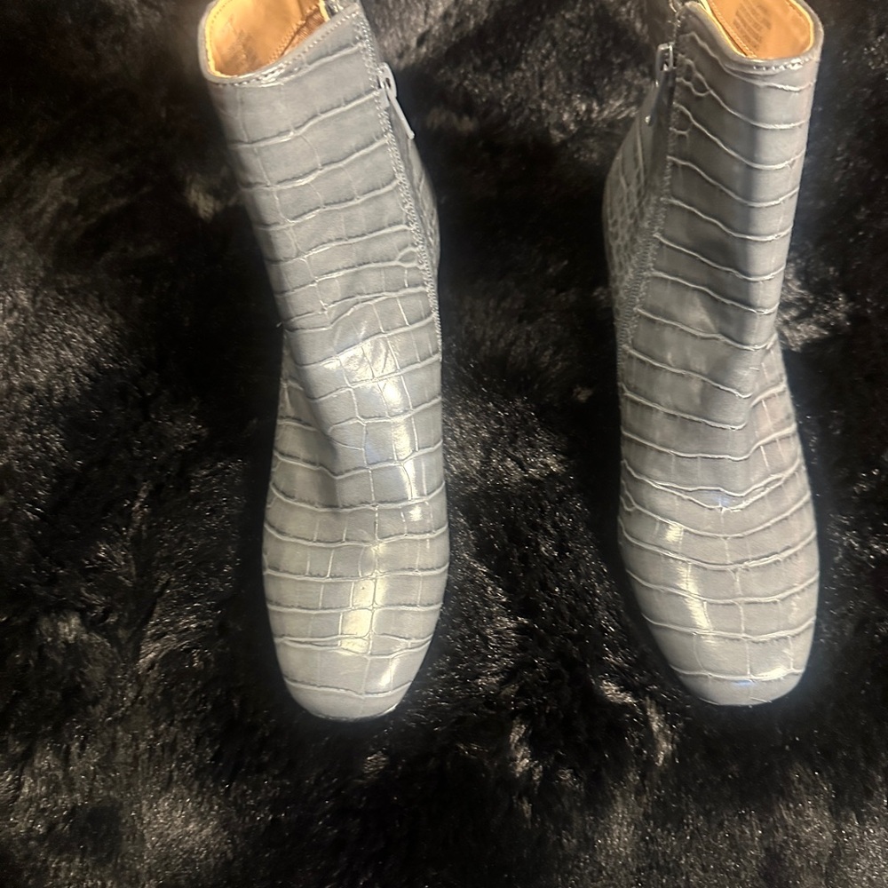 Gray Croc-Embossed Women's Ankle Boots - Stylish Side Zip
